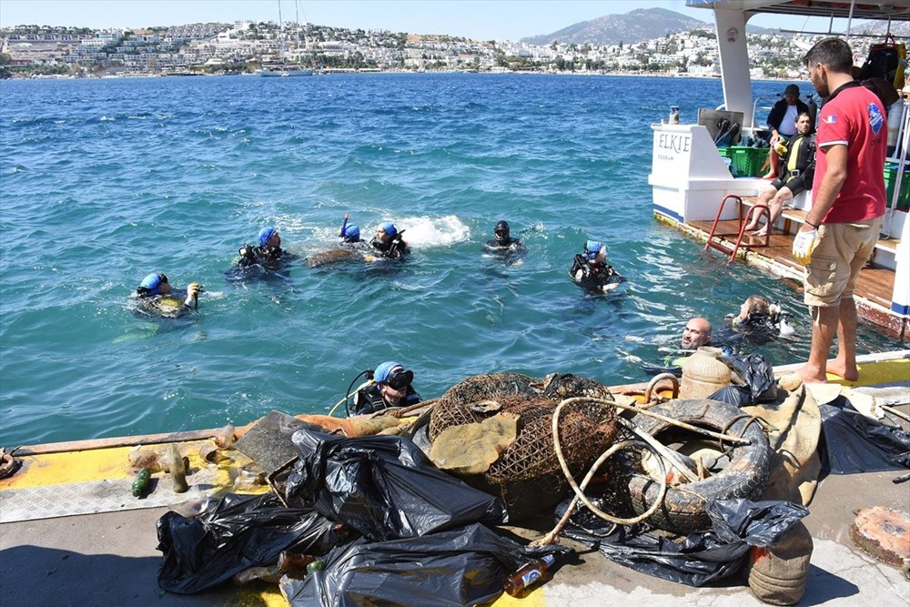 denizin altinda cop degil balik gormek