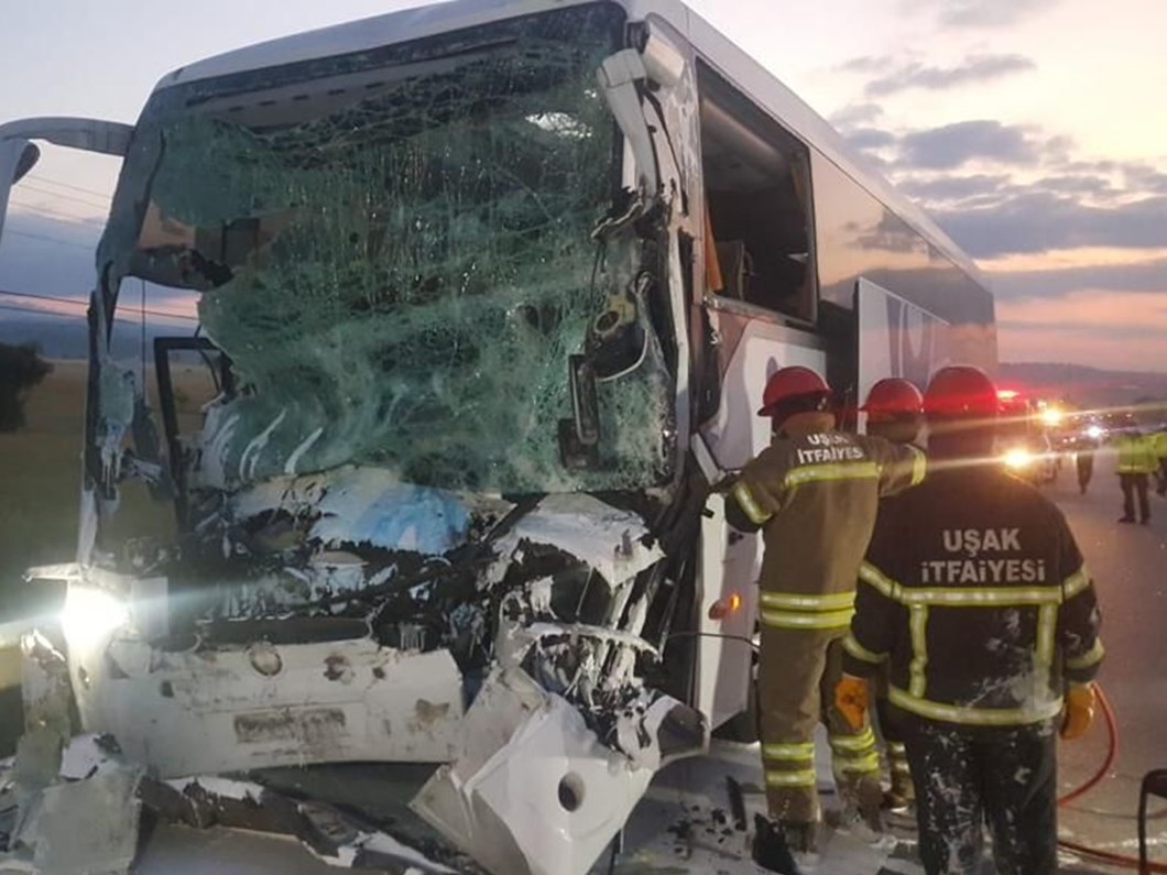 Usak Ta Yolcu Otobusuyle Kamyon Carpisti 2 Olu 18 Yarali Ntv