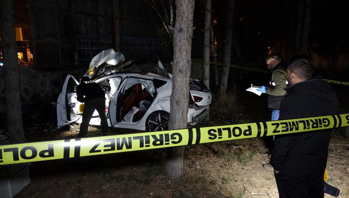 Erzurum'da refüje çarpan otomobil, hastane bahçesine düşüp alev aldı: 3 kişi öldü