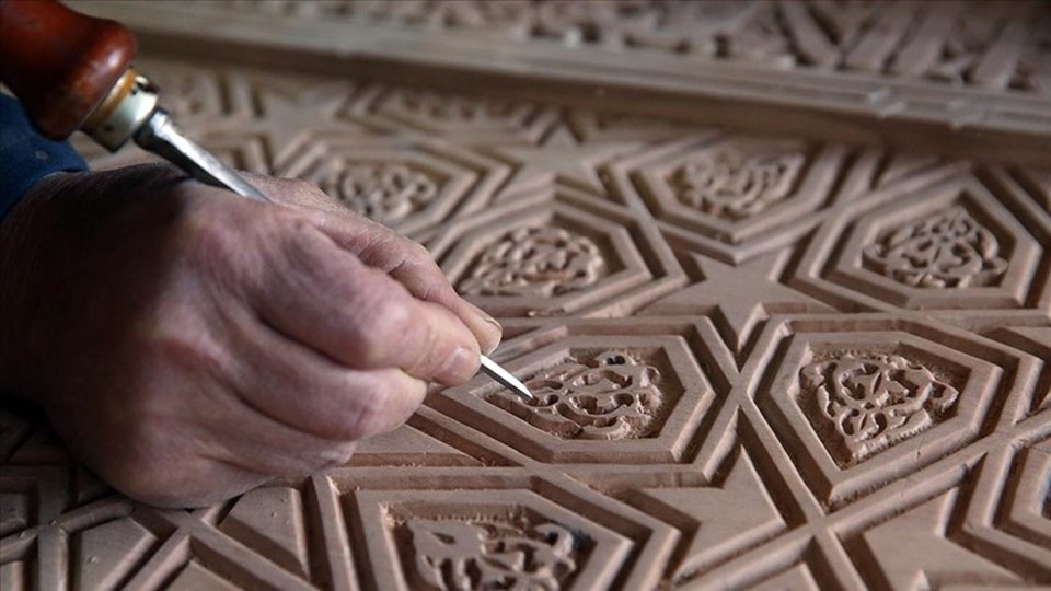 El Hamra Sarayı ile Ulu Cami motifleri aynı panoda bir araya geldi - 1
