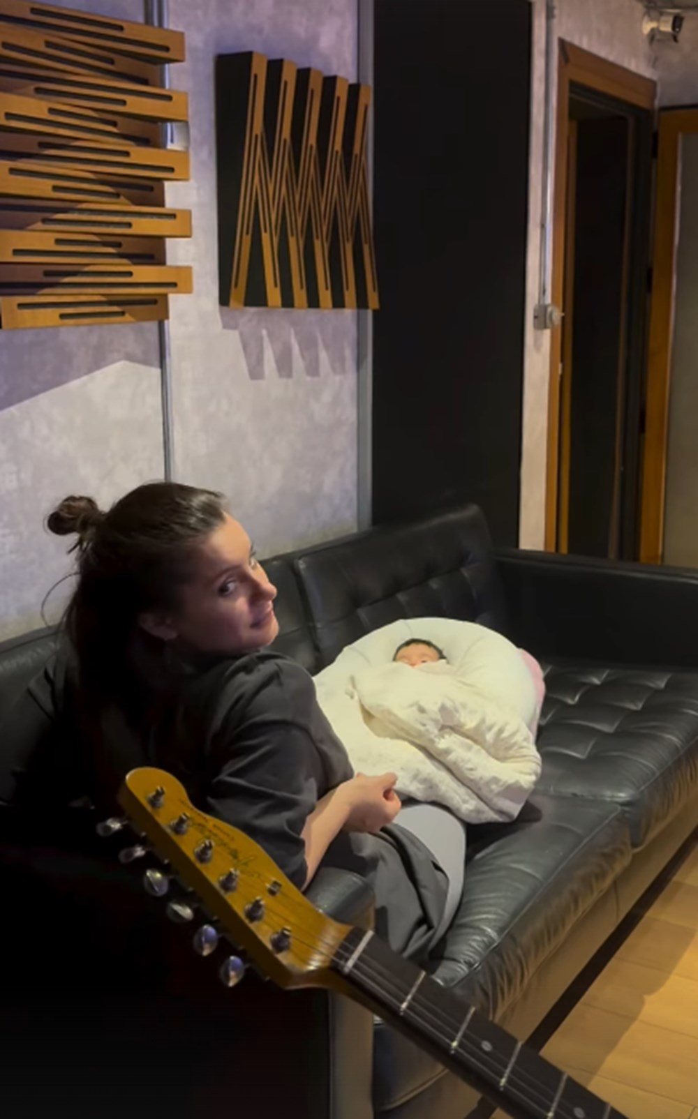 Atiye'den Minik Misafiriyle Stüdyo Hatırası 75 F4M7bcyyhEiaFZRu5ebpAg