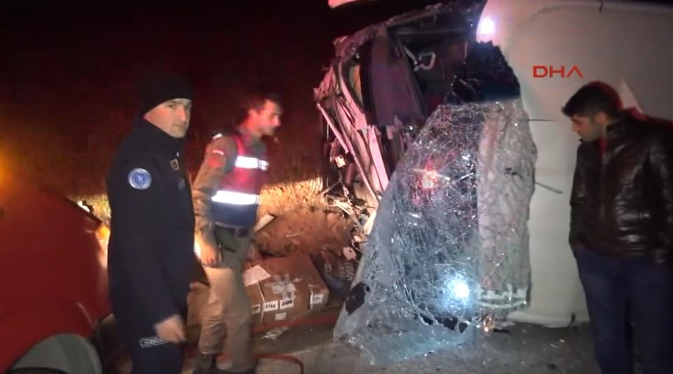 Bursa'da yolcu otobüsü ile kamyon çarpıştı: 1 ölü, 17 yaralı - 1