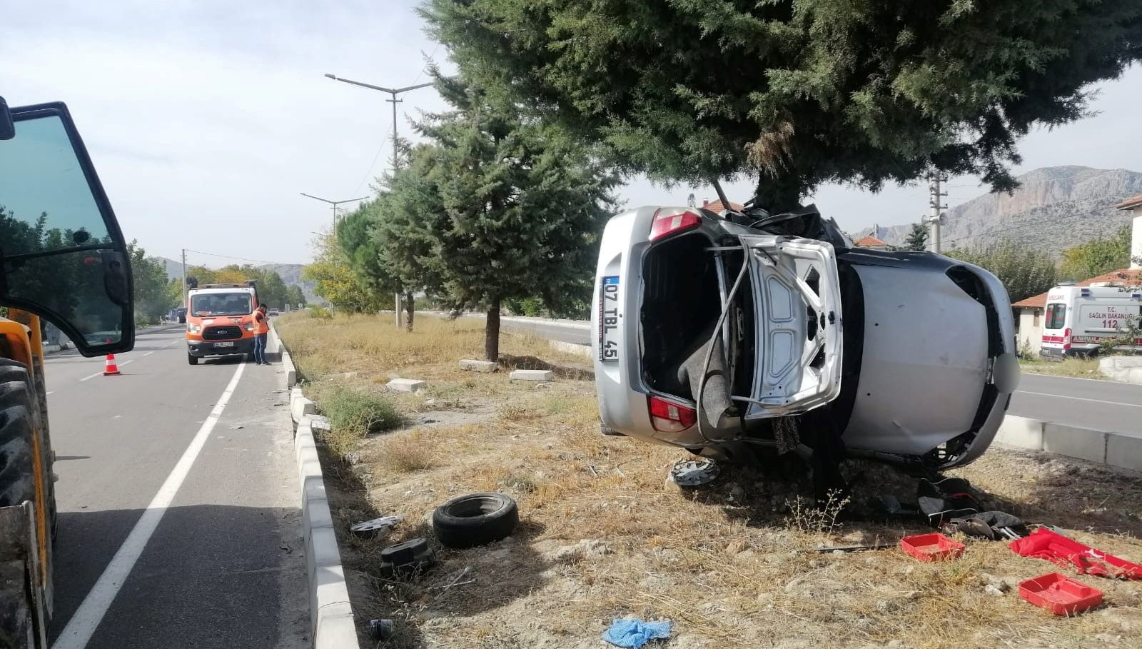 Burdur'da Kontrolden çıkan Otomobil Refüjdeki Ağaca Saplandı: 2 ölü ...