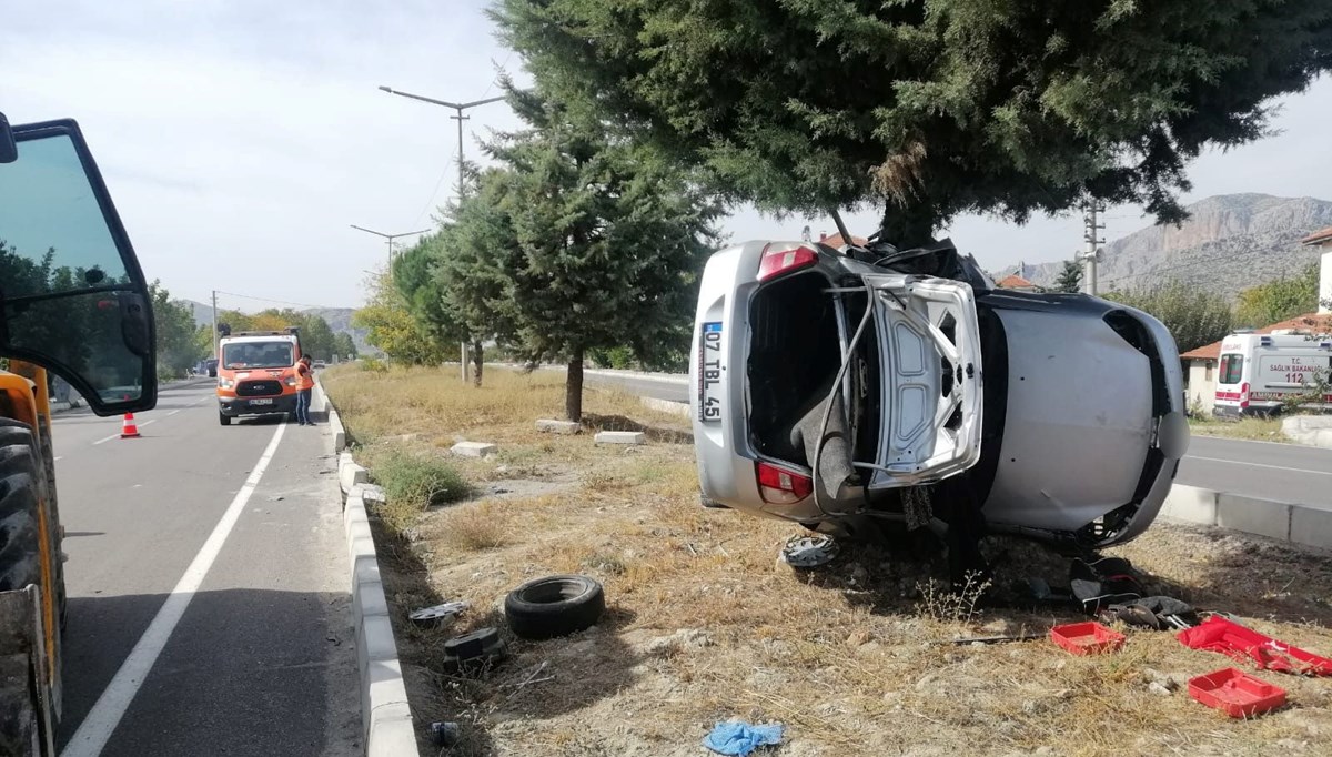 Burdur'da kontrolden çıkan otomobil refüjdeki ağaca saplandı: 2 ölü