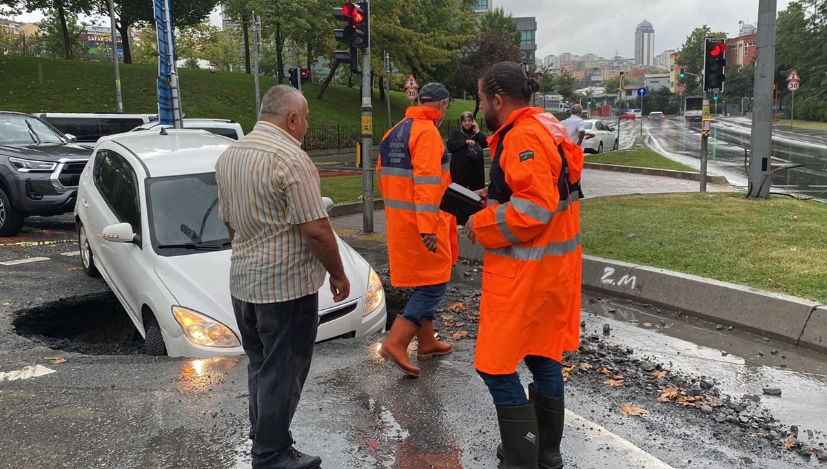 Gaziosmanpaşa'da yağmurda yol çöktü otomobil çukura düştü