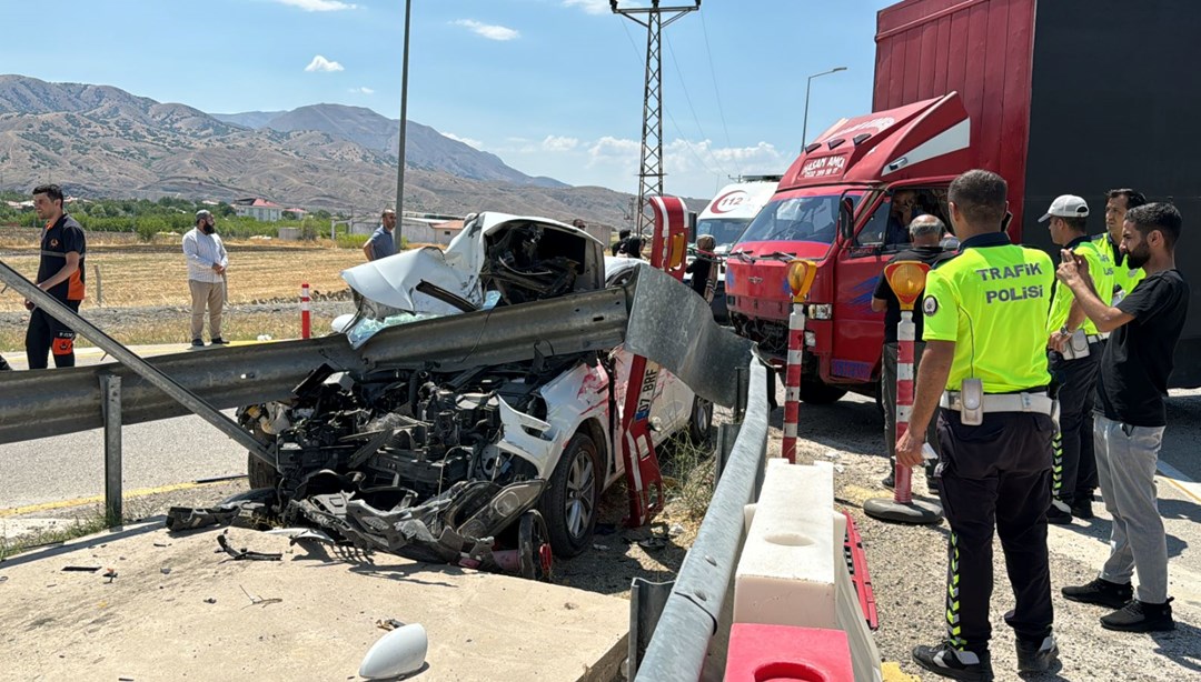 Elazığ'da otomobil ile kamyon çarpıştı: 4 yaralı