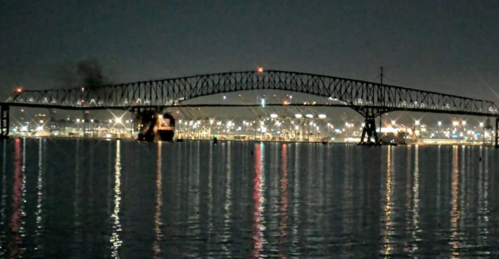 ABD'de kargo gemisi köprüyü yıktı: Araçlar suya düştü - 2