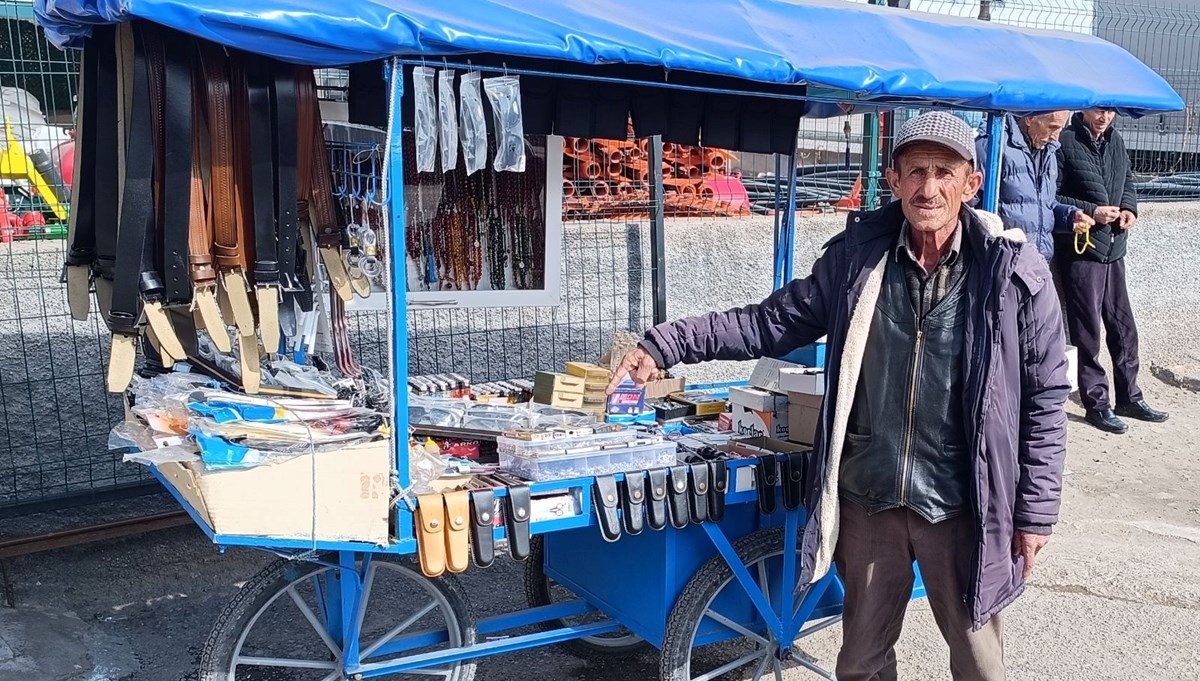 Seyyar tezgahında 40 yıldır çakmak tamir ediyor