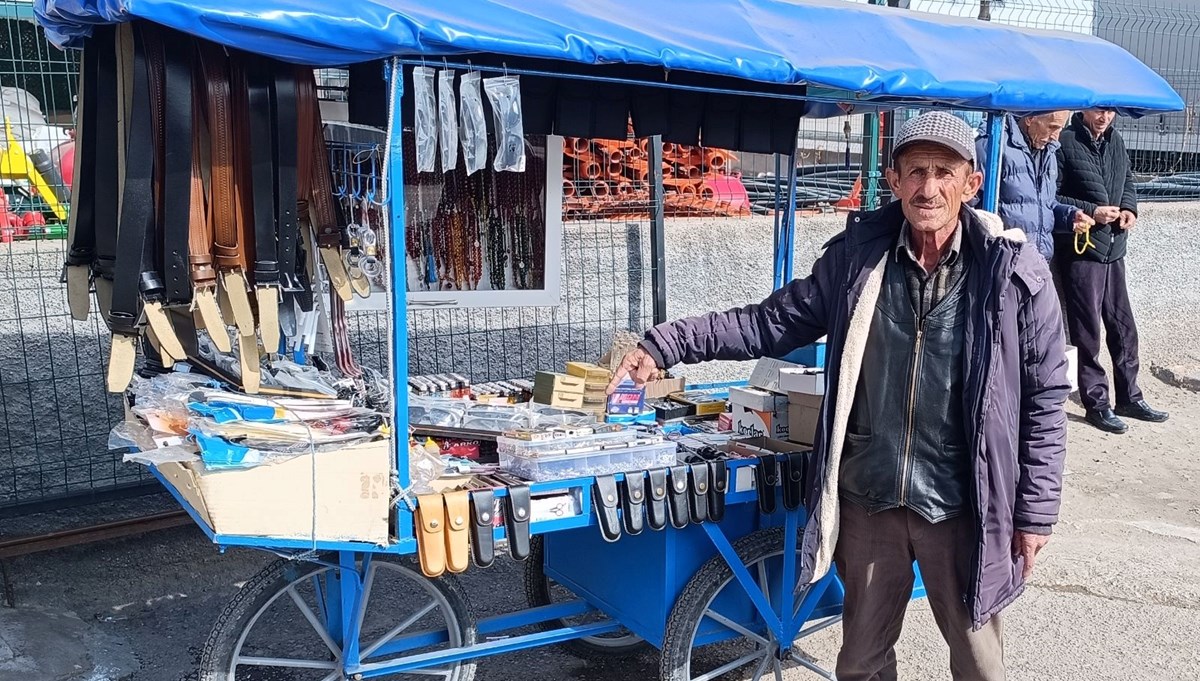 Seyyar tezgahında 40 yıldır çakmak tamir ediyor Seyyar tezgahında 40 yıldır çakmak tamir ediyor