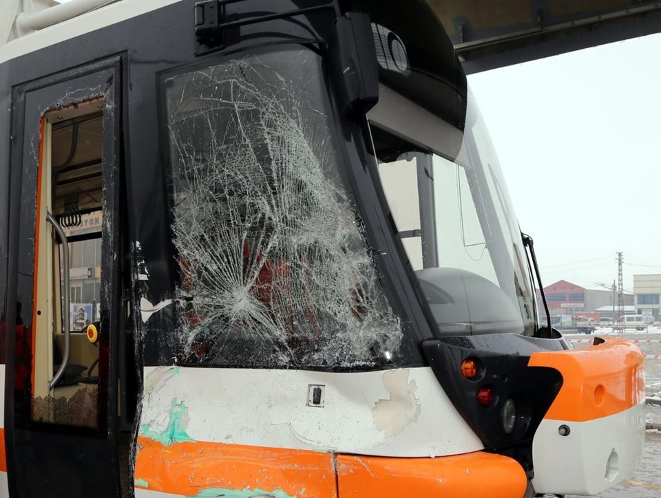 Tramvay ile servis minibüsü çarpıştı: 6 yaralı - 1