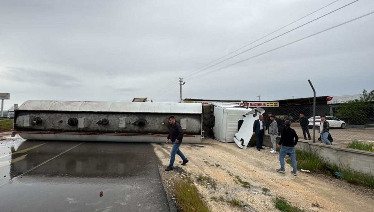 Devrilen tanker yolu trafiğe kapattı Devrilen tanker yolu trafiğe kapattı