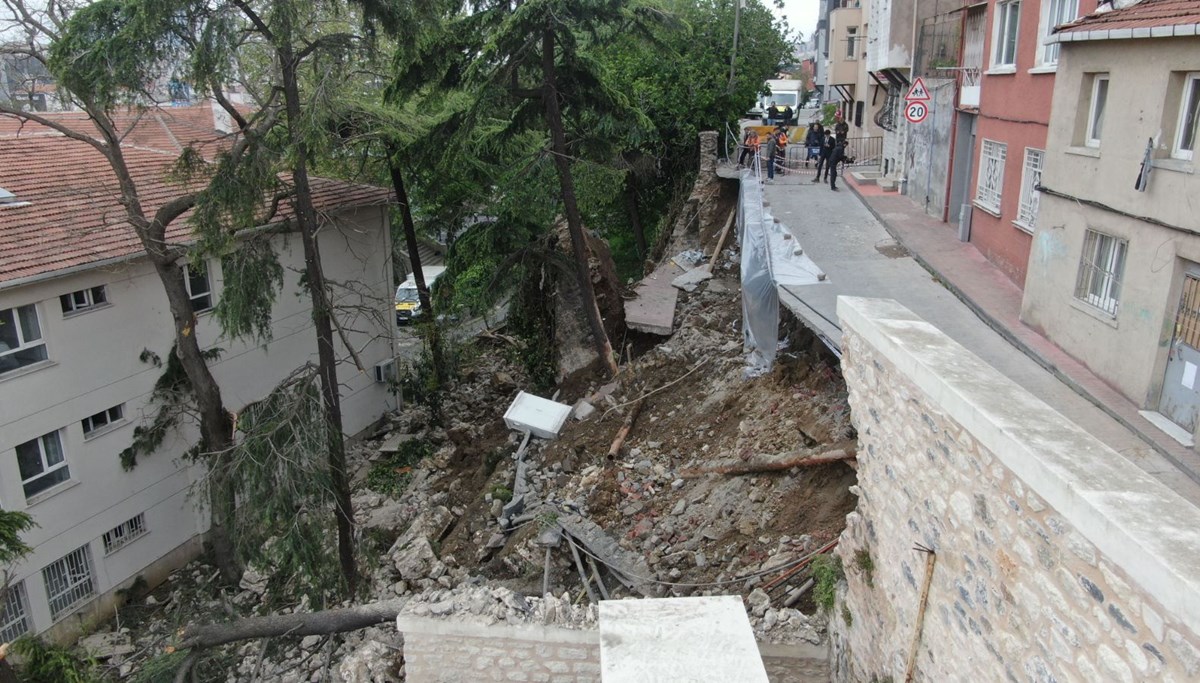 Beyoğlu'nda istinat duvarı okulun bahçesine çöktü, 3 bina boşaltılarak mühürlendi Beyoğlu'nda istinat duvarı okulun bahçesine çöktü, 3 bina boşaltılarak mühürlendi