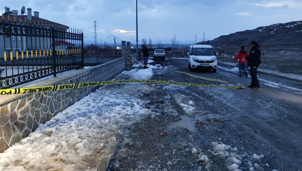 Erzincan'da köpeklerin saldırısına uğrayan çocuk ağır yaralandı