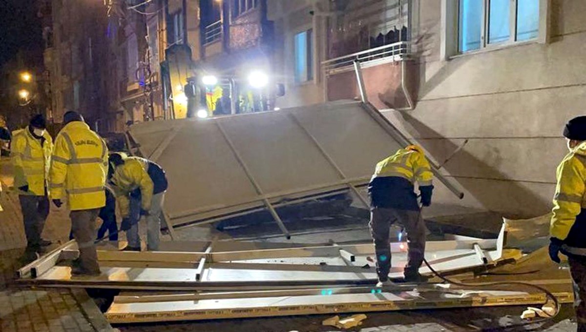 Kırklareli'de fırtına çatıları uçurup, ağaçları devirdi; eğitim- öğretime 1 gün ara