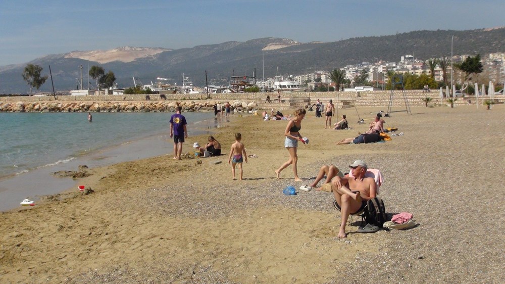 Mart ayında denize girdiler: Hava sıcaklığı 30 dereceyi buldu - 3