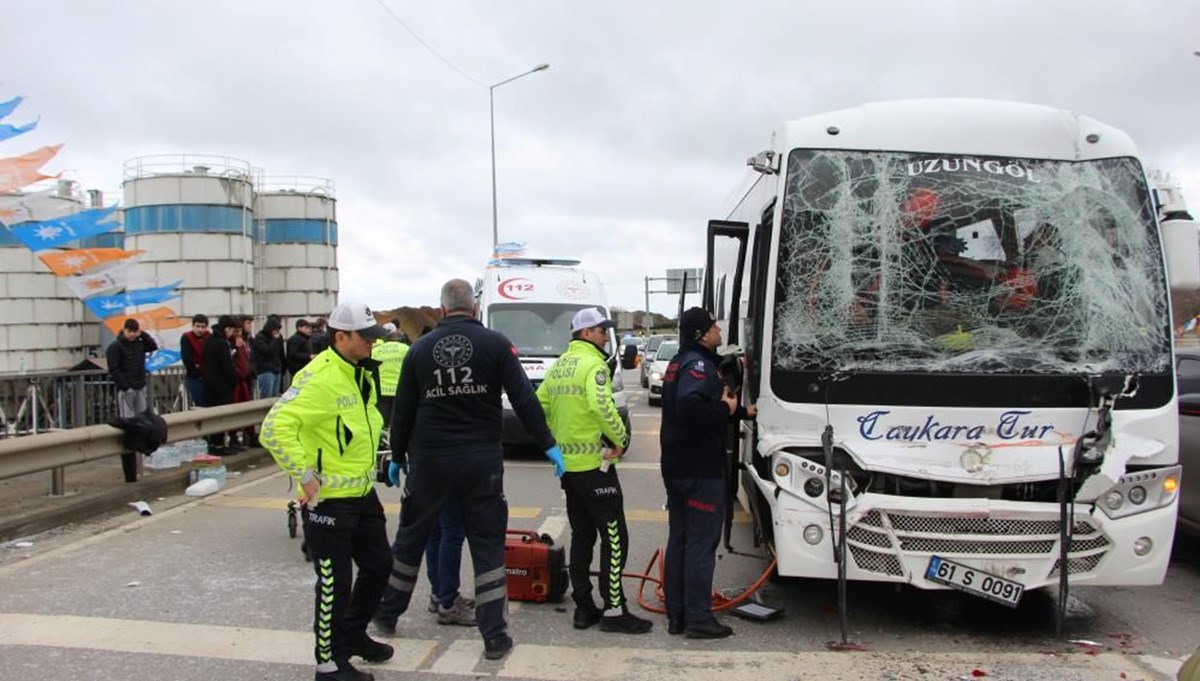 Taraftar midibüsü TIR'la çarpıştı: Yaralılar var