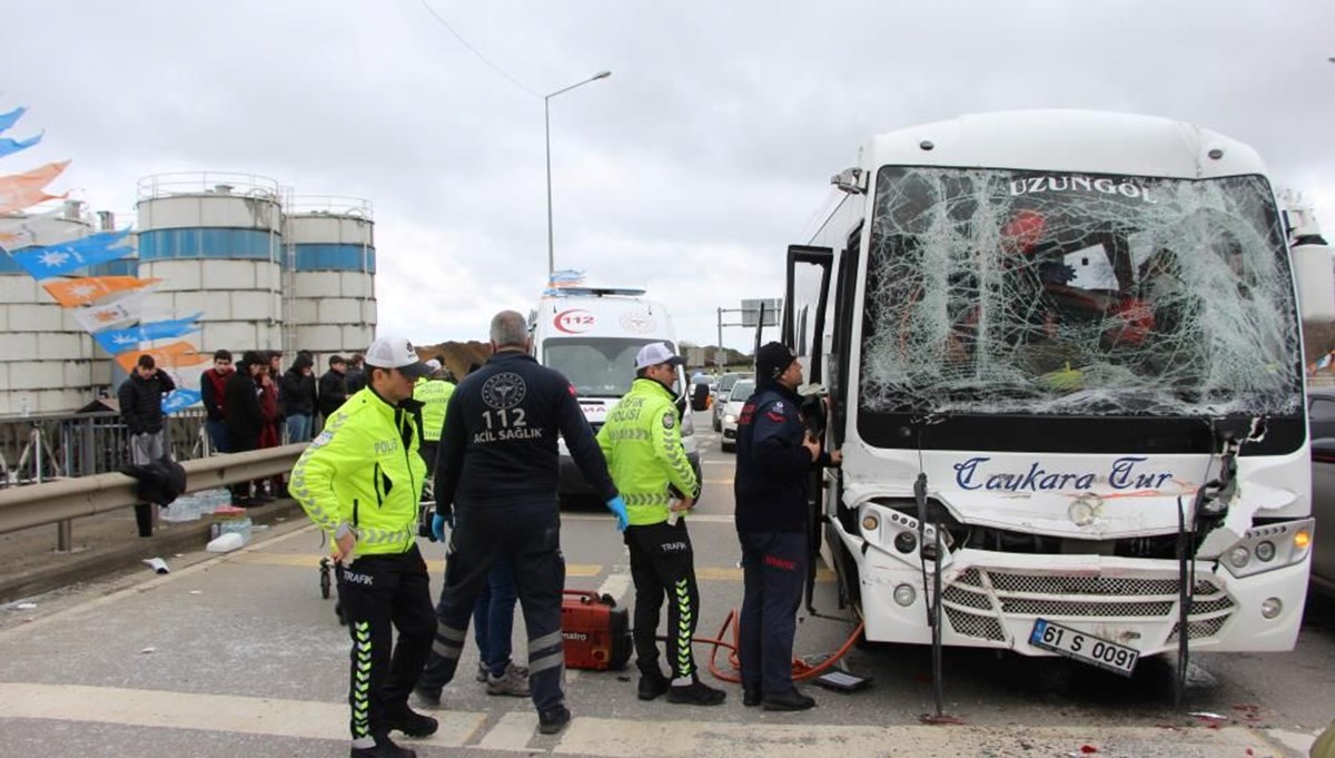 Taraftar midibüsü TIR'la çarpıştı: Yaralılar var Taraftar midibüsü TIR'la çarpıştı: Yaralılar var