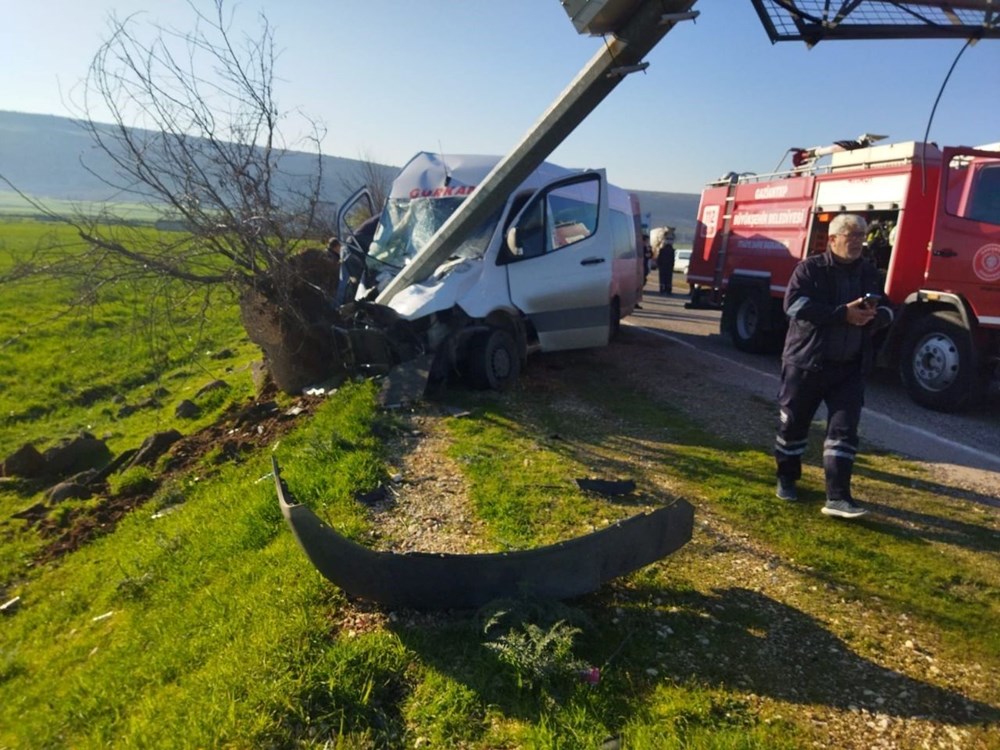 İşçi servisi direğe çarptı: 16 yaralı - 3