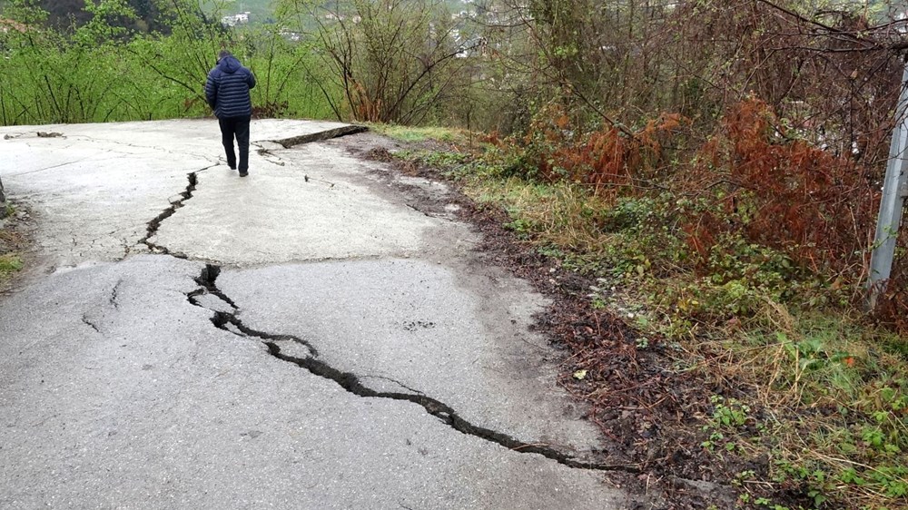 Yolların Gizli Tehlikesi: Derin Çatlakların Fısıltısı 76 F8OZGRkDyE6auXk0Tnr0LA