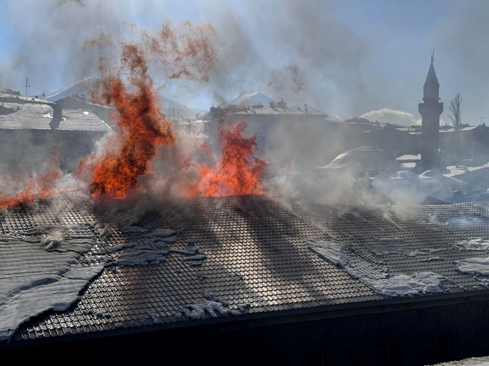 Erzurum'da tarihi Taş Ambarlar'da yangın - 3