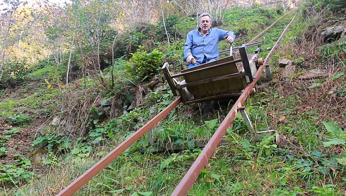 Tepedeki evine vagonlu raylı sistemle inip çıkıyor
