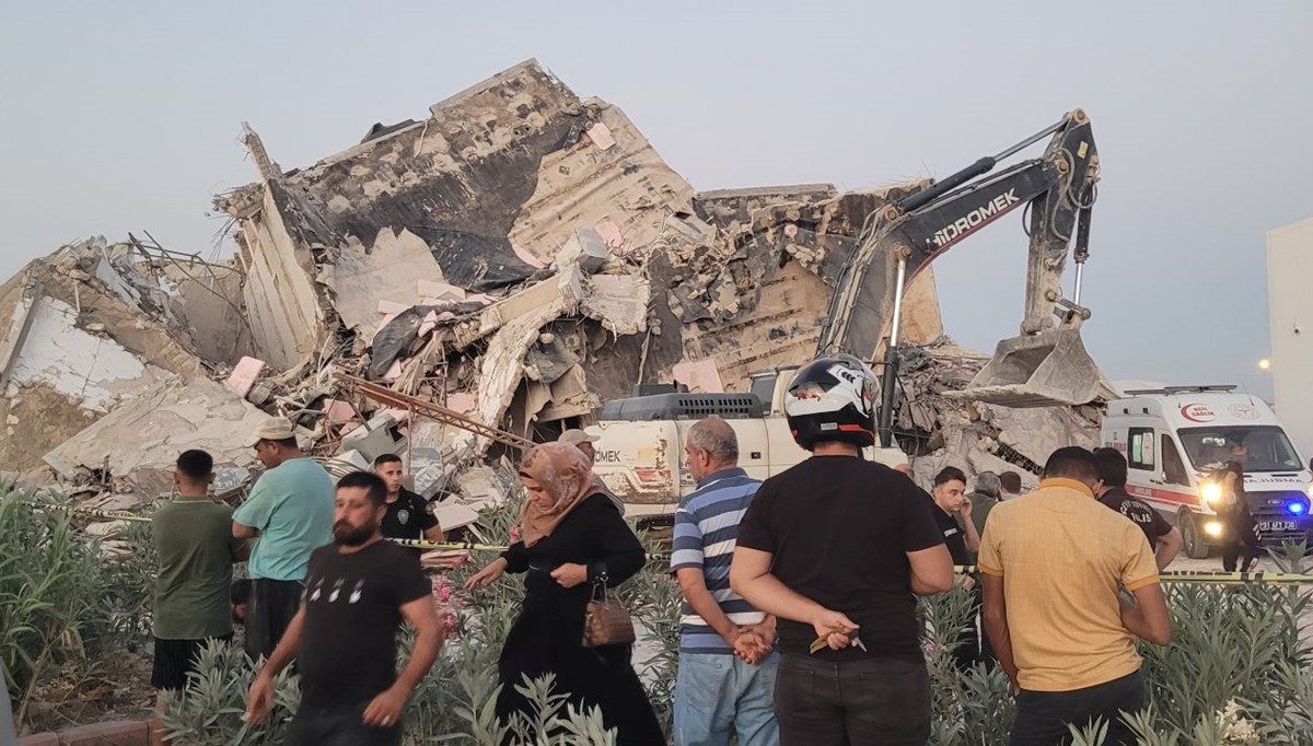 Ağır hasarlı bina yıkım sırasında devrildi: İş makinesi operatörü öldü
