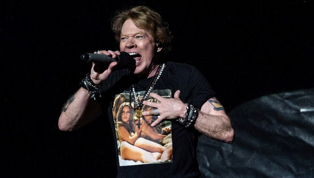 Axl Rose konserde Filistin bayrağı açtı