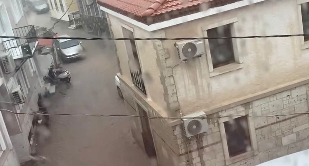 Çeşme'yi sağanak vurdu: Ev ve iş yerlerini su bastı - 3