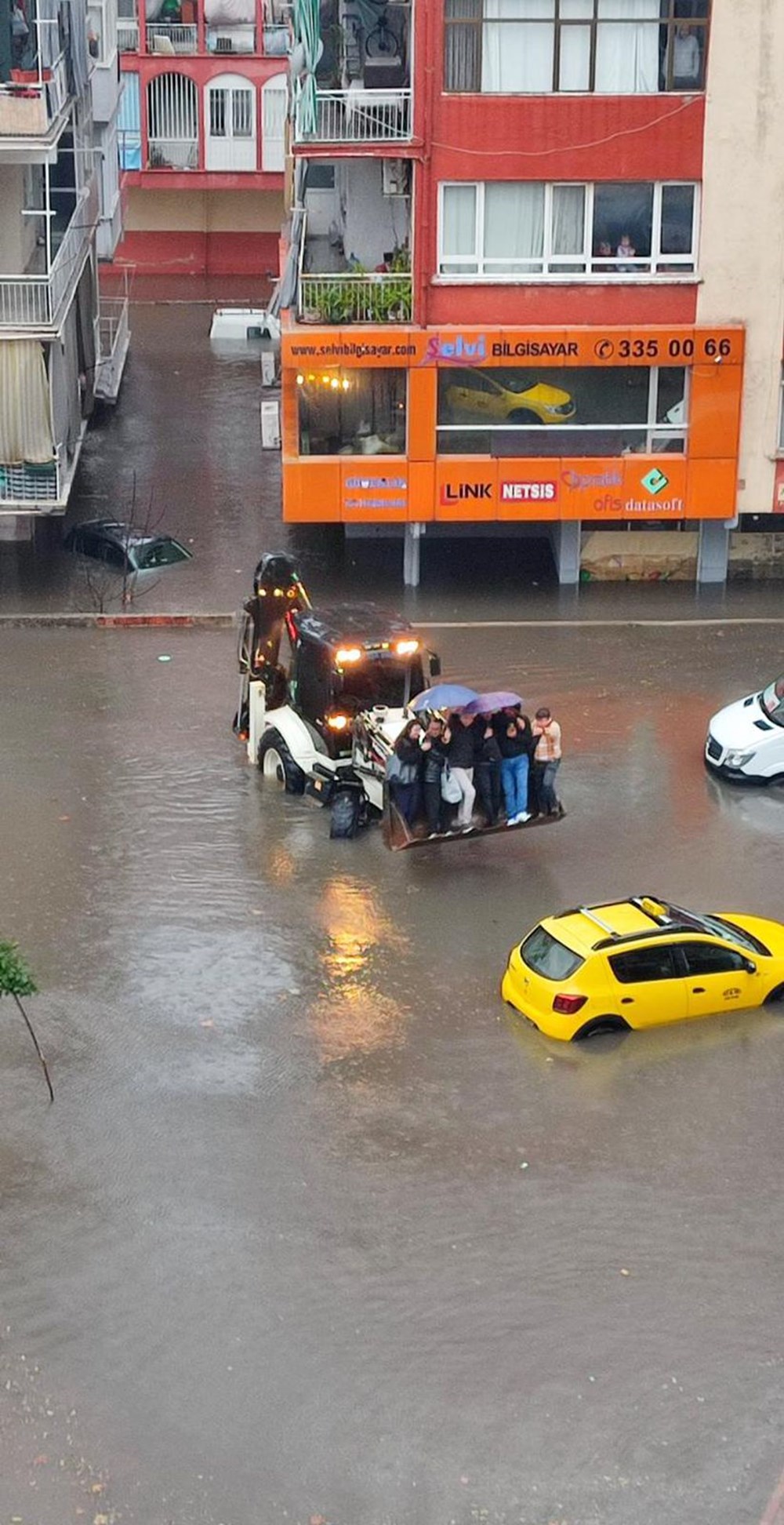 Antalya'da sel ve su baskını: 6  ilçede eğitime ara verildi - 5