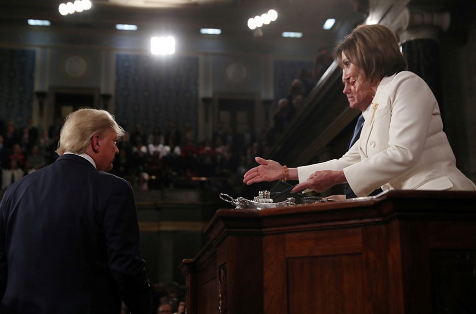Pelosi, konuşmadan önce Başkan'a elini uzatırken, Trump'ın bunu görmezden gelmesi ve el sıkışmaması dikkatlerden kaçmadı.