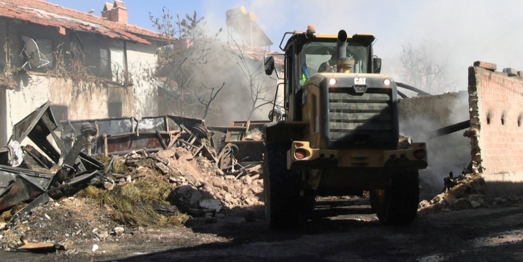 Yangında, 3 ev, 2 traktör, 1 otomobil ile tarım aletleri kullanılamaz hale geldi.
