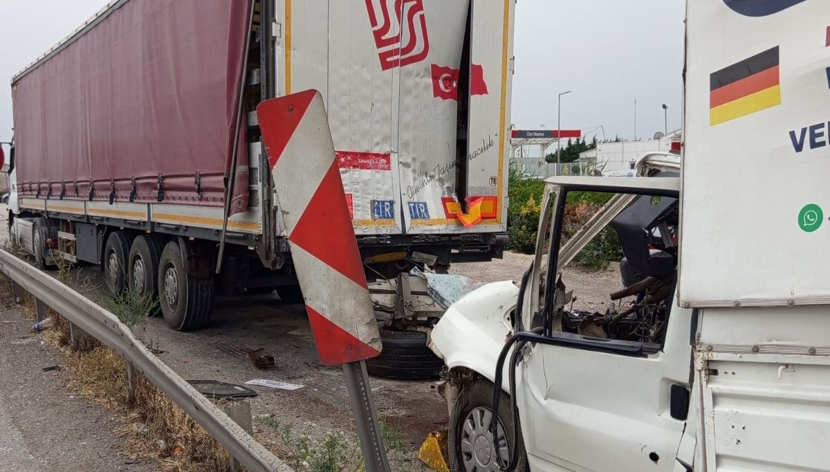 Bursa'da feci kaza: 2 ölü Bursa'da feci kaza: 2 ölü