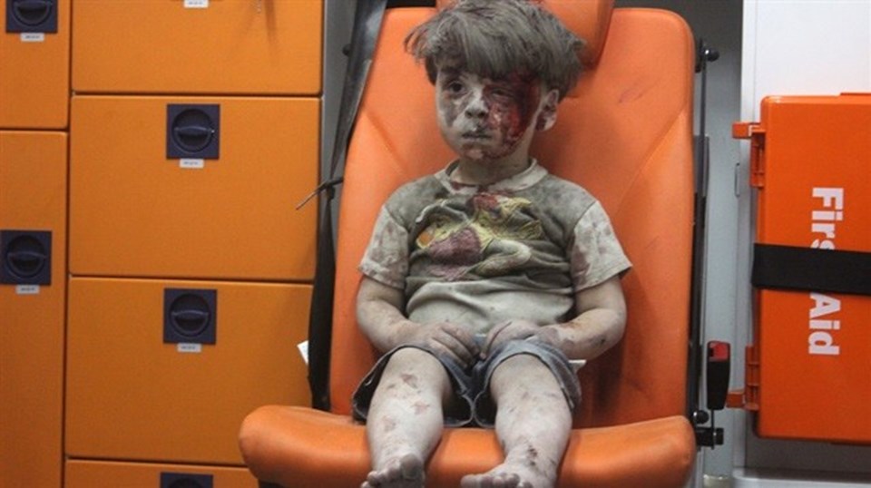 Halep'te bombanın yıktığı binaya sıkışan çocuk kurtarıldı - 2