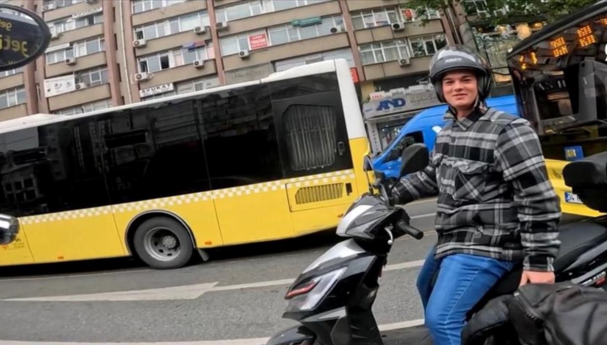 Trafikte motosikletine çarpan kişi annesi çıktı