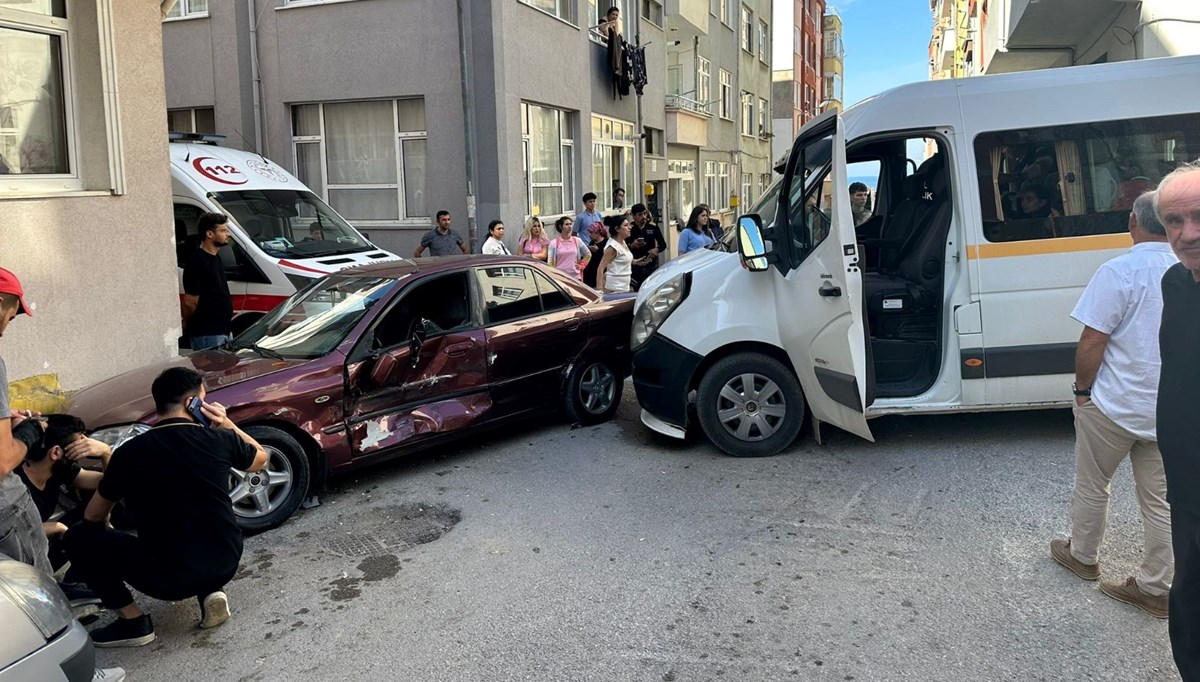 Sinop'ta okul servisi ile otomobil çarpıştı: 7 öğrenci yaralandı