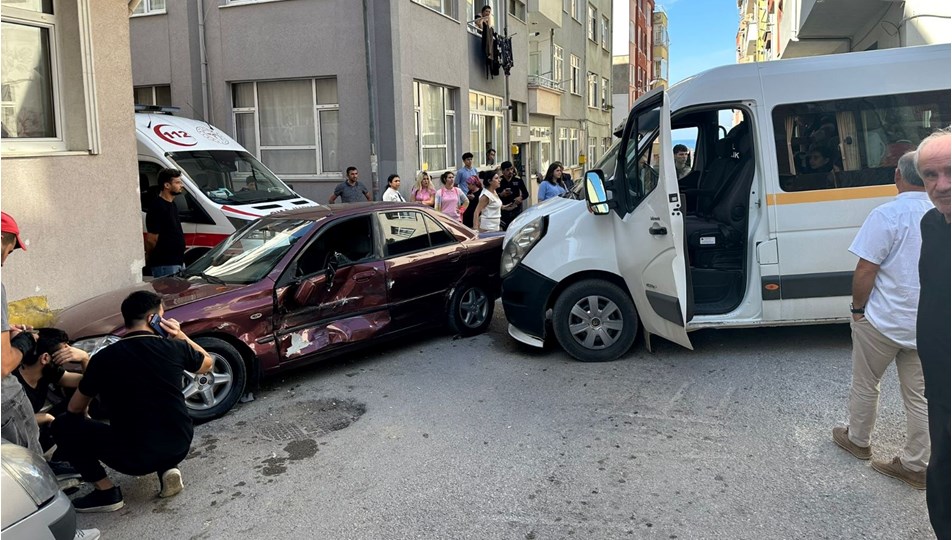 Sinop'ta, okul servisi ile otomobil çarpışması sonucu 7 öğrenci yaralandı! FATG8VR6pkWn52srknJeQA