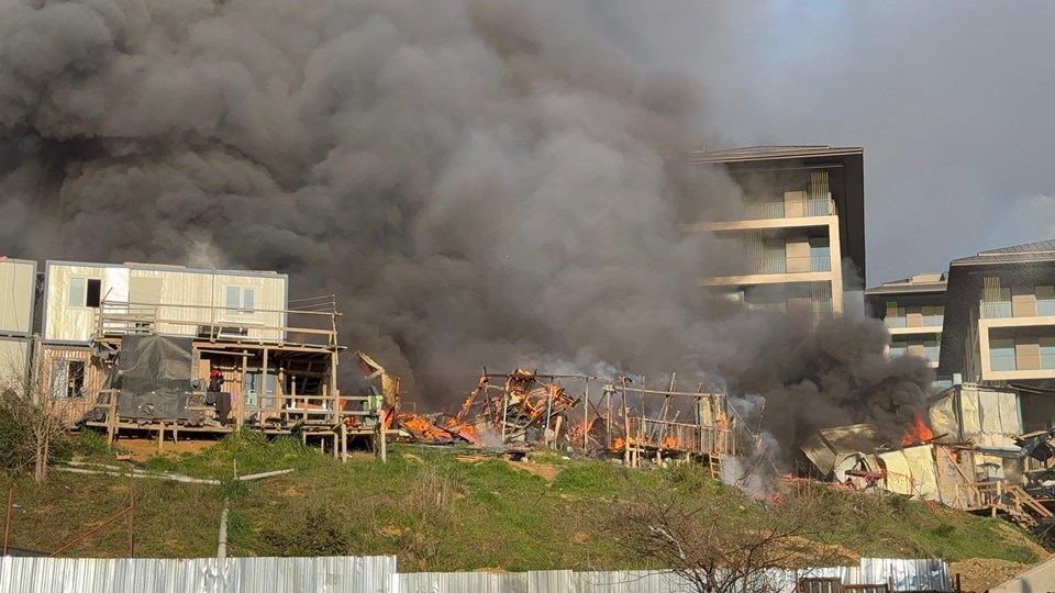 SON DAKİKA HABERİ | Üsküdar'da yangın: Siyah dumanlar tüm boğaz hattından görülüyor - 1