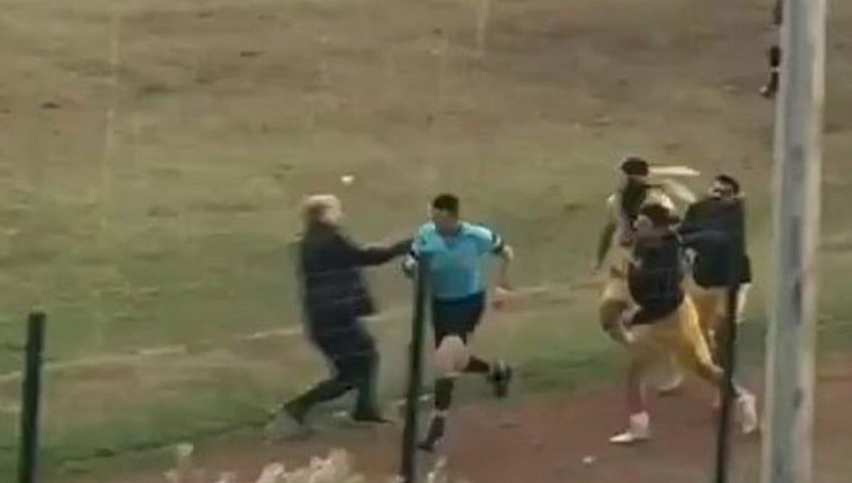 Hakeme kramponla saldırı: Maçı erteledi karakola gitti Hakeme kramponla saldırı: Maçı erteledi karakola gitti