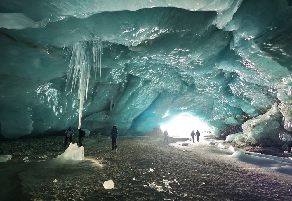 İsviçre'de buz şöleni: Buzulun içinde mağaralar oluştu! - 3