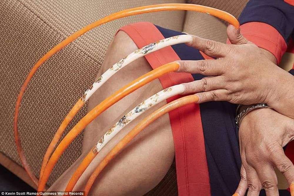 7 meters 33 centimeters: The person with the longest nails in the world cut their nails after 30 years - 13
