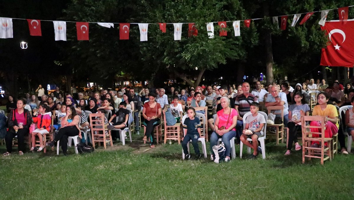 Altın Koza Film Festivali'nde halk, açık hava sinemasında film izledi