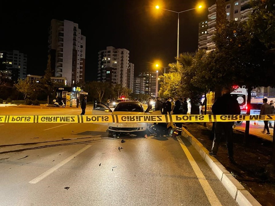 Adana'da feci kaza: Refüjde turunç toplayan kadınlara 2 otomobil çarptı - 2