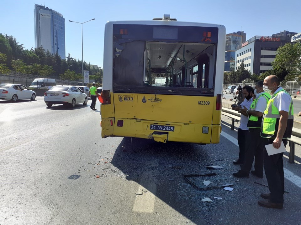 Yolcu minibüsüyle İETT otobüsü çarpıştı: 4 yaralı - 1