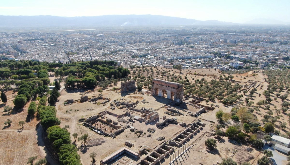 Tralleis Antik Kenti'nde 2. yüzyıla ait mermer parçaları tespit edildi
