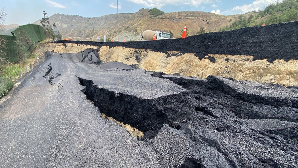 Karabük-Eskipazar karayolunda çökme: Demiryolu da ulaşıma kapandı