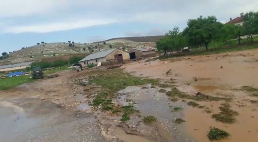 Elazığ'ı sağanak ve dolu vurdu: 200 küçükbaş hayvan telef oldu - 1