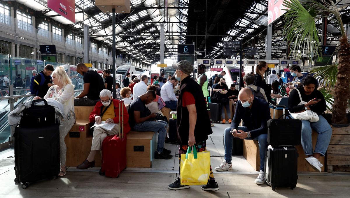Fransa'da demir yolu çalışanları grevde: Paris ve birçok kentte seferler iptal edildi