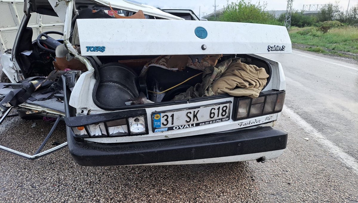 Hatay'daki iki otomobilin çarpışması sonucu 4 kişi yaralandı