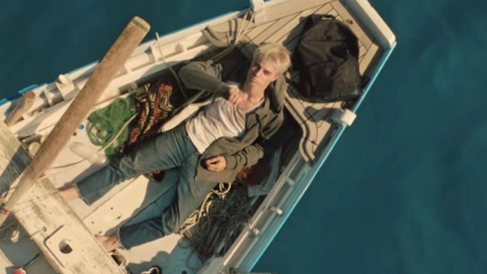 Песня где лодка. Парень в лодке. Tom Walker. Клип в океане на лодке.