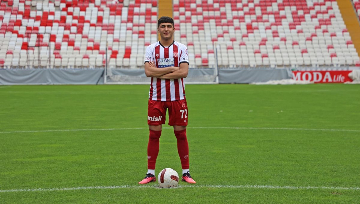 Sivassporlu Yunus Emre Konak Brentford'a transfer oldu Sivassporlu Yunus Emre Konak Brentford'a transfer oldu